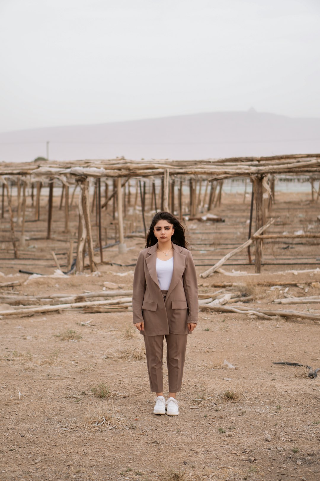Beige linen suit with structured handbag - Maison Lyra workwear edit